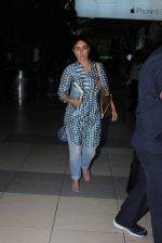 Kareena Kapoor snapped at airport on 2nd Nov 2015